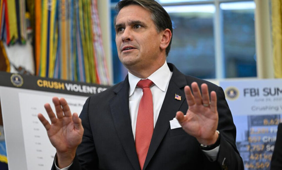 Alto funcionario de la administración Trump defiende la publicación parcial de los archivos de Epstein mientras los demócratas protestan