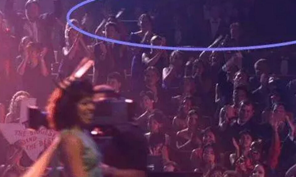 En la esquina superior derecha de esta imagen de ‘Miss Agente Especial’, verás recortes de cartón haciendo bulto en la imagen