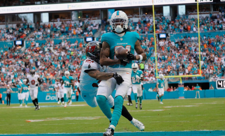 Quinn Ewers lanza los primeros 2 pases de touchdown en la victoria de los Dolphins sobre los Buccaneers