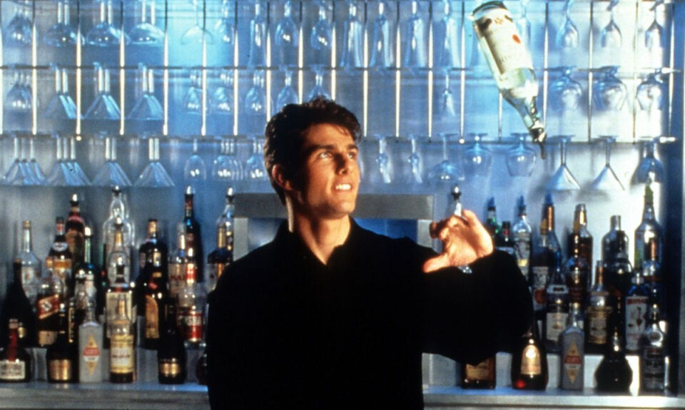 Tom Cruise no dejaba de romper las botellas en ‘Cocktail’. Por suerte, encontraron la solución más lógica