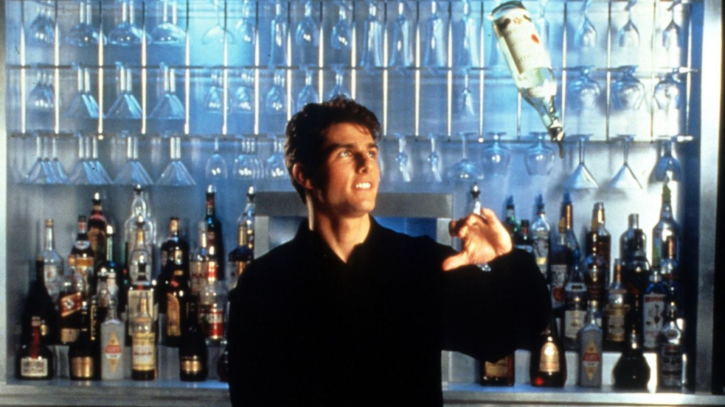 Tom Cruise no dejaba de romper las botellas en ‘Cocktail’. Por suerte, encontraron la solución más lógica
