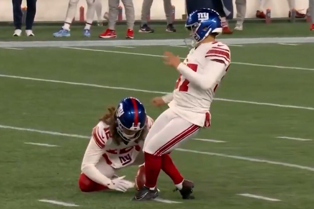 Younghoe Koo patea el csped