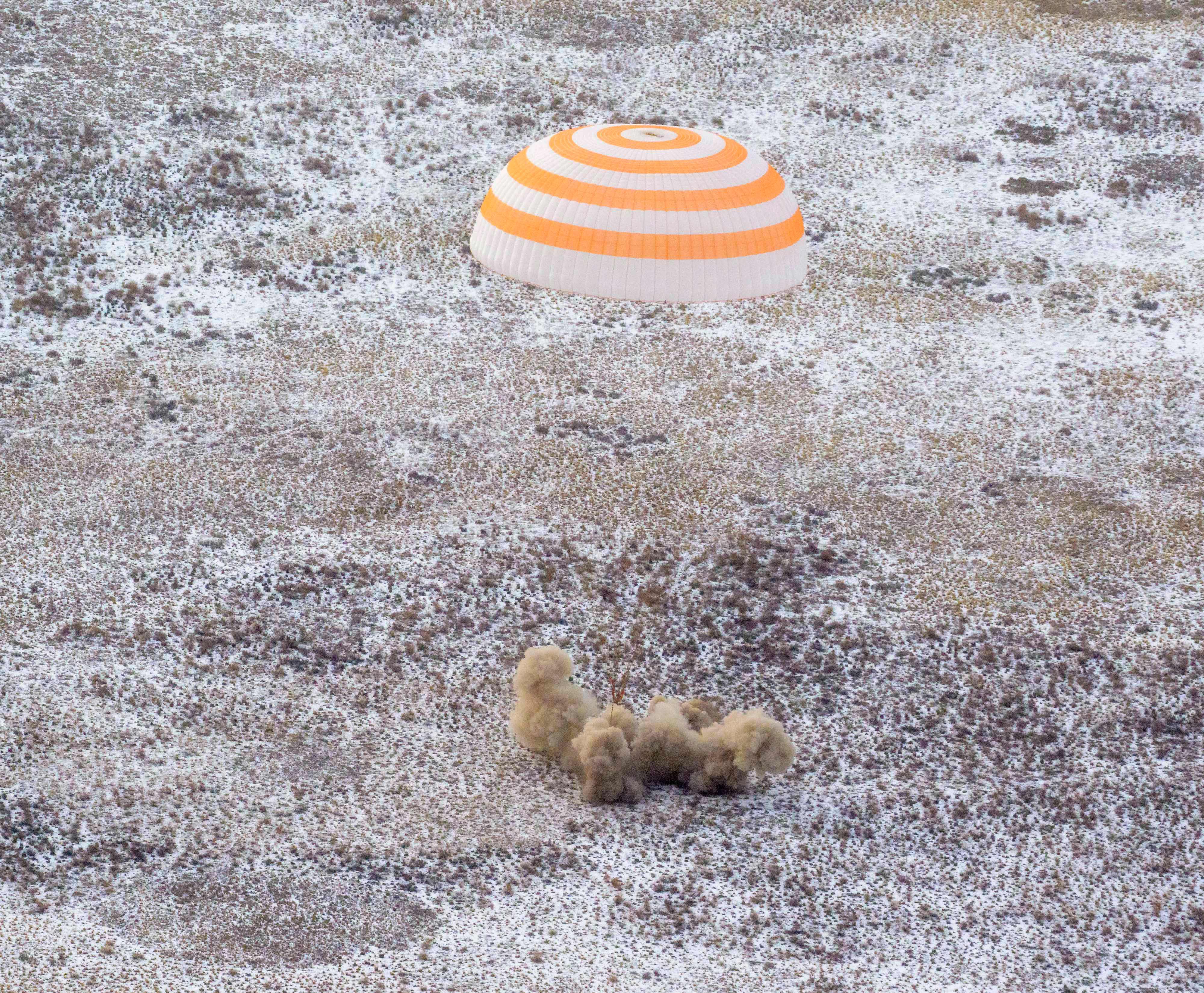 Se ve la nave espacial Soyuz MS-27 mientras aterriza en un área remota cerca de la ciudad de Zhezkazgan, Kazajstán, con el astronauta de la NASA de la Expedición 73 Jonny Kim y los cosmonautas de Roscosmos Sergey Ryzhikov y Alexey Zubritsky a bordo, el martes 9 de diciembre de 2025. El trío regresa a la Tierra después de pasar 245 días en el espacio como miembros de las Expediciones 72 y 73 a bordo de la Estación Espacial Internacional. (Bill Ingalls/NASA)
