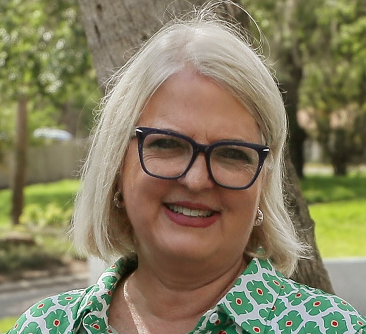 De izquierda a derecha, el alcalde del Condado de Orange, Jerry L. Demings; la comisionada del Distrito 2, Christine Moore; Marc Cannata, subdirector de Servicios Públicos del Condado de Orange; y la comisionada del Distrito 3, Mayra Uribe; pose para una foto con un rompecabezas de 500 piezas completo de Wekiva Springs durante un evento para conmemorar la conexión número 500 en el programa Septic 2 Sewer, en la subdivisión The Palms en Apopka, el lunes 5 de mayo de 2025.