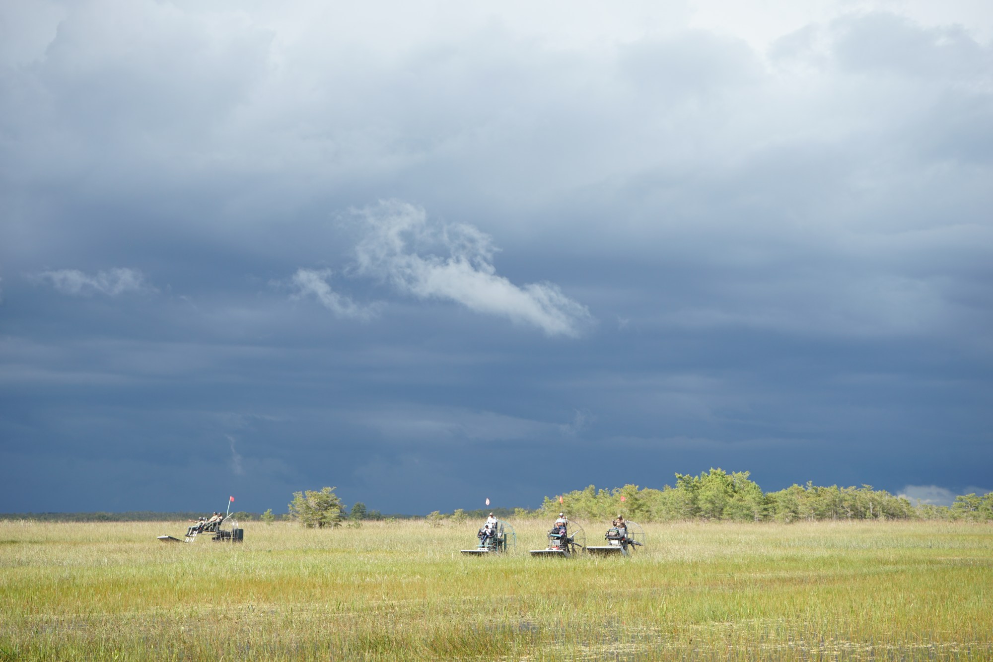 Aerodeslizadores Miccosukee participando en el estudio anual de los Everglades de la tribu. (Bill Kearney/Sentinel del Sol del Sur de Florida)
