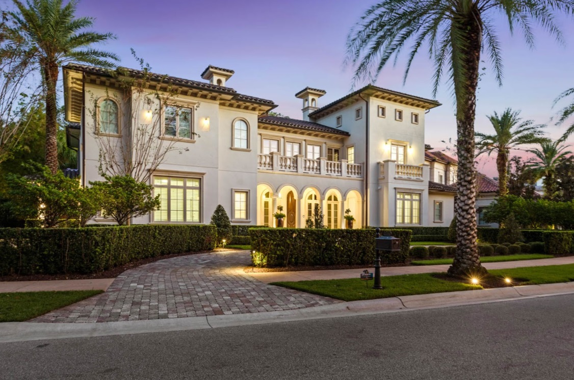 La casa en 10242 Summer Meadow Way en Golden Oak se vendió por $15,75 millones en septiembre, lo que representa la transacción de vivienda más grande del mercado de Orlando en 2024. Ken Pozek de The Pozek Group la vendió nuevamente a fines de enero por $14,5 millones y se ubicó en el segundo lugar este año. (Foto proporcionada por The Pozek Group)