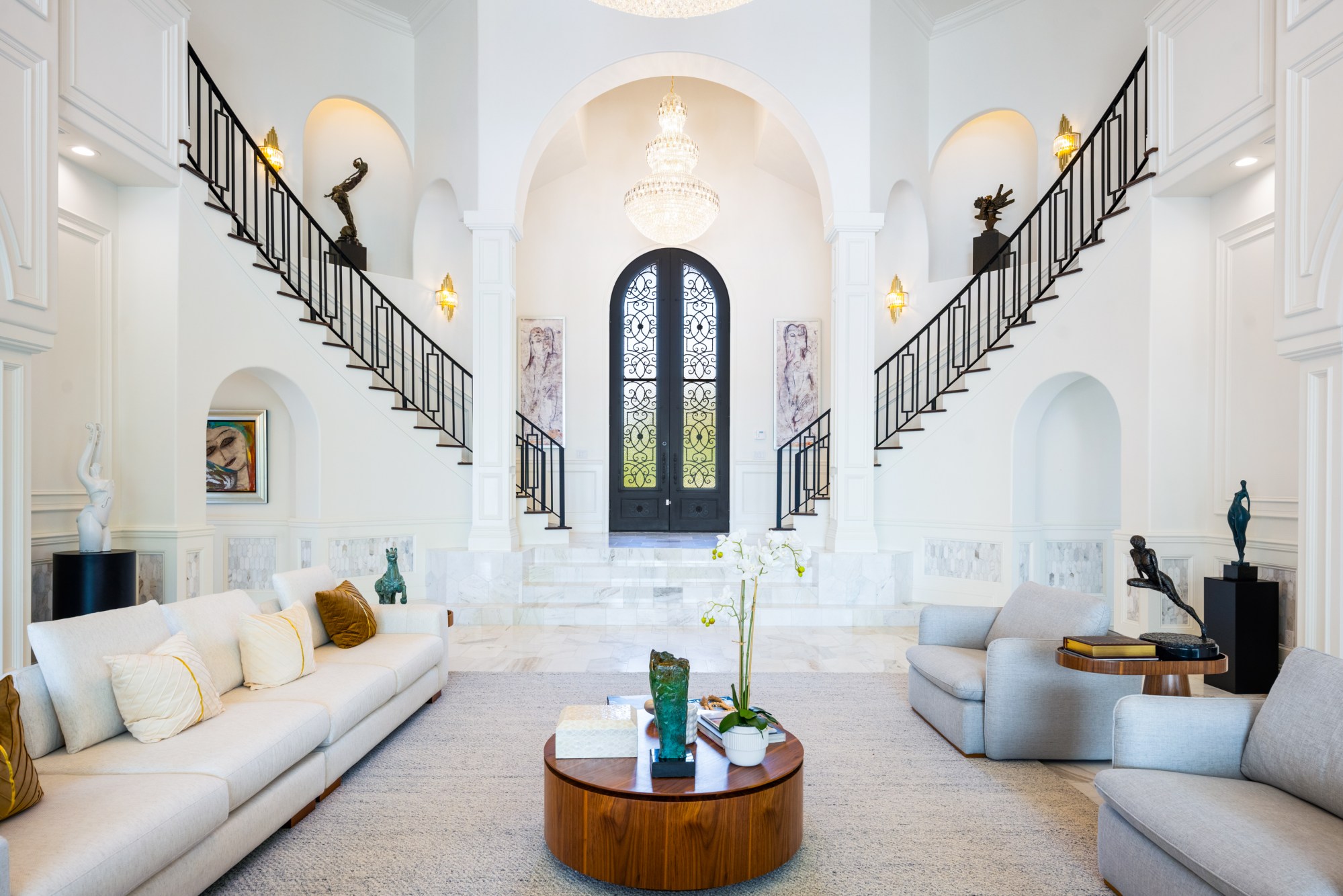 La espectacular gran entrada se destaca por puertas de hierro hechas a medida de 14 pies de alto, una lámpara de araña de cristal y escaleras gemelas. (Foto de Víctor Quintero - IMAGEN VTR)