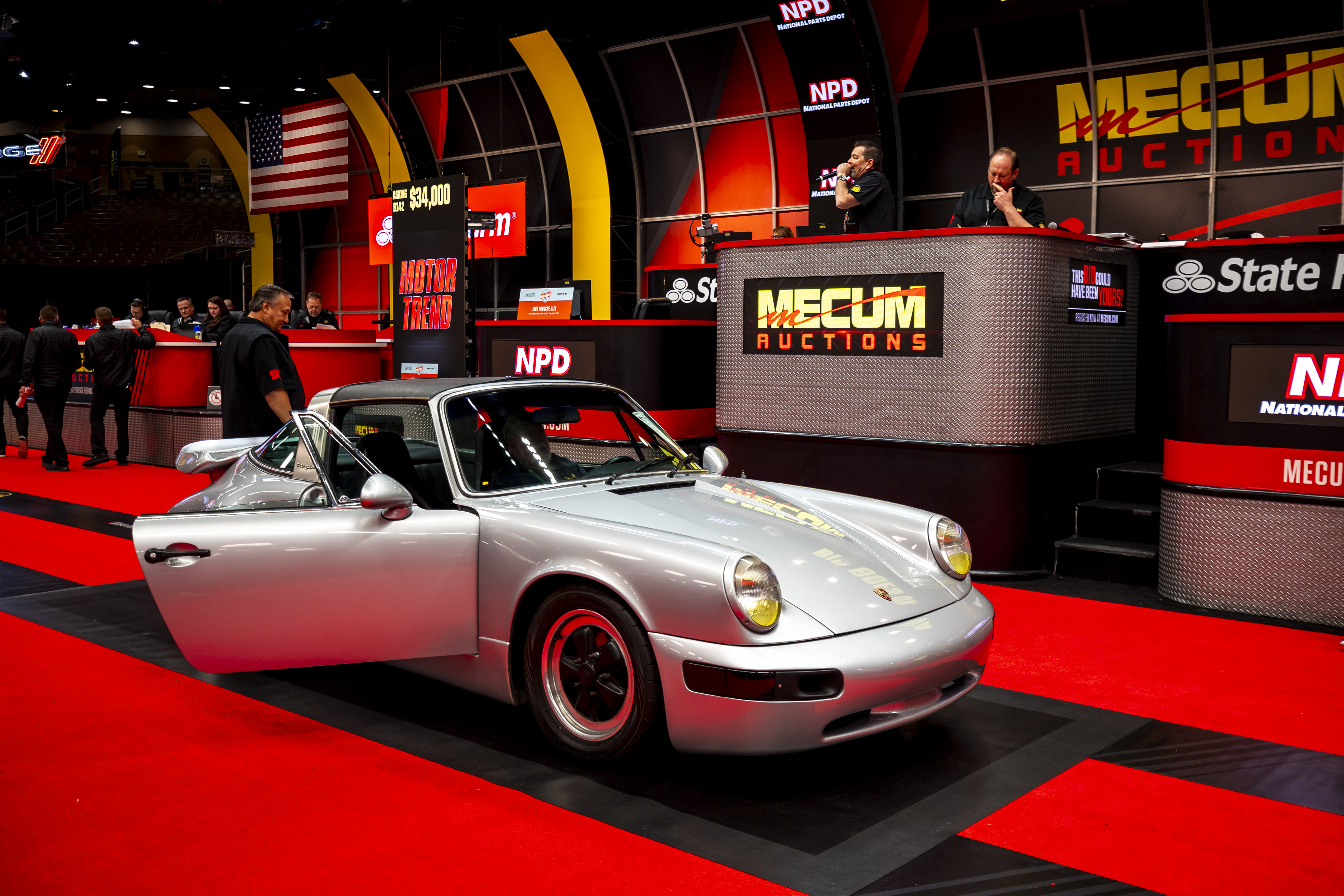 Un Porsche 911 Targa de 1976 cruza el bloque de subastas...