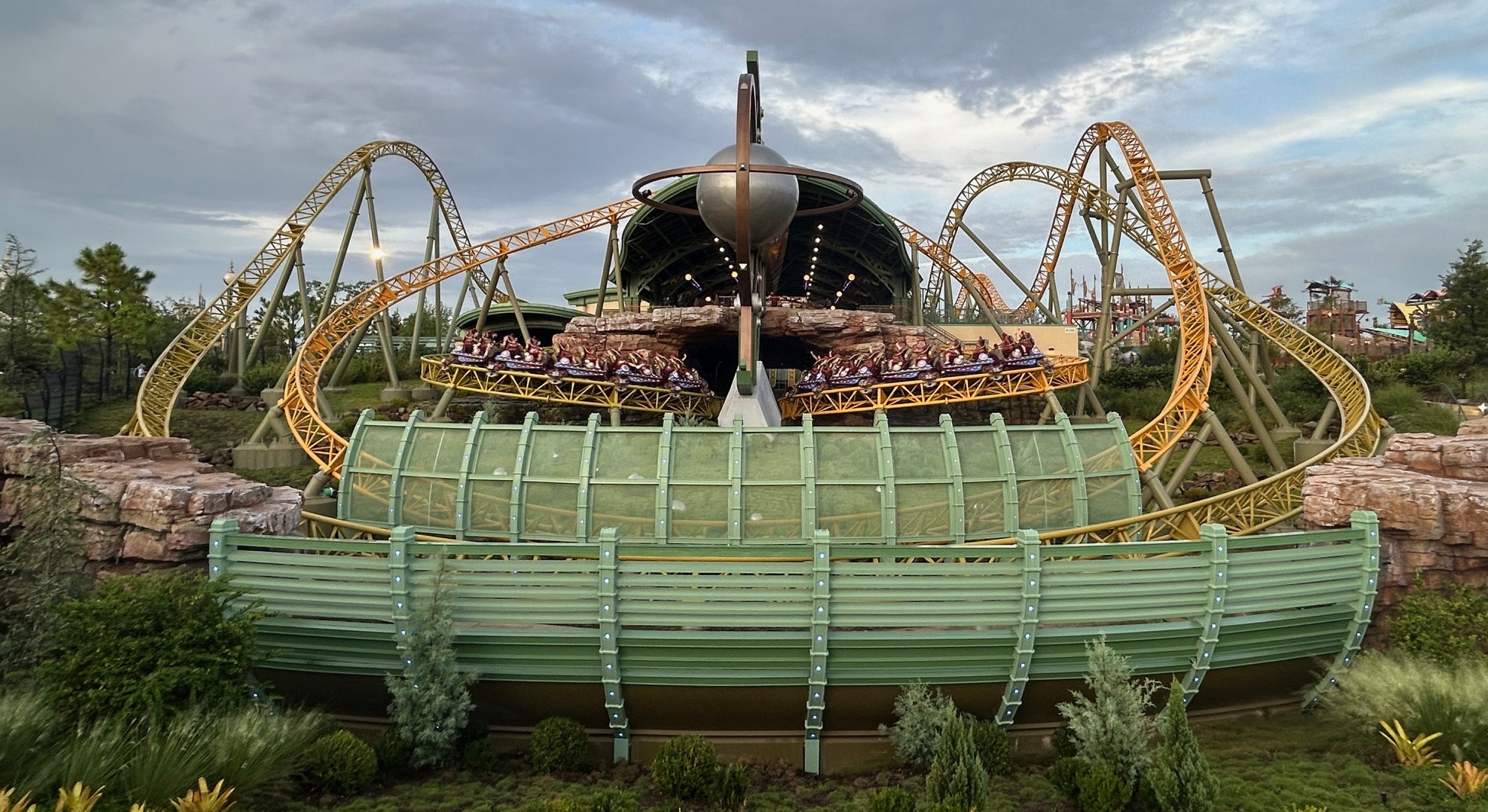 Algunos de los primeros trenes Stardust Racer llenos de clientes que pagaron el 4 de octubre de 2025, pasan de la estación de carga de la montaña rusa a la primera maniobra de lanzamiento. Fue el primer día de operación para el público desde la muerte el 17 de septiembre de Kevin Rodríguez Zavala, un visitante del parque temático. (Dewayne Bevil/Orlando Sentinel)