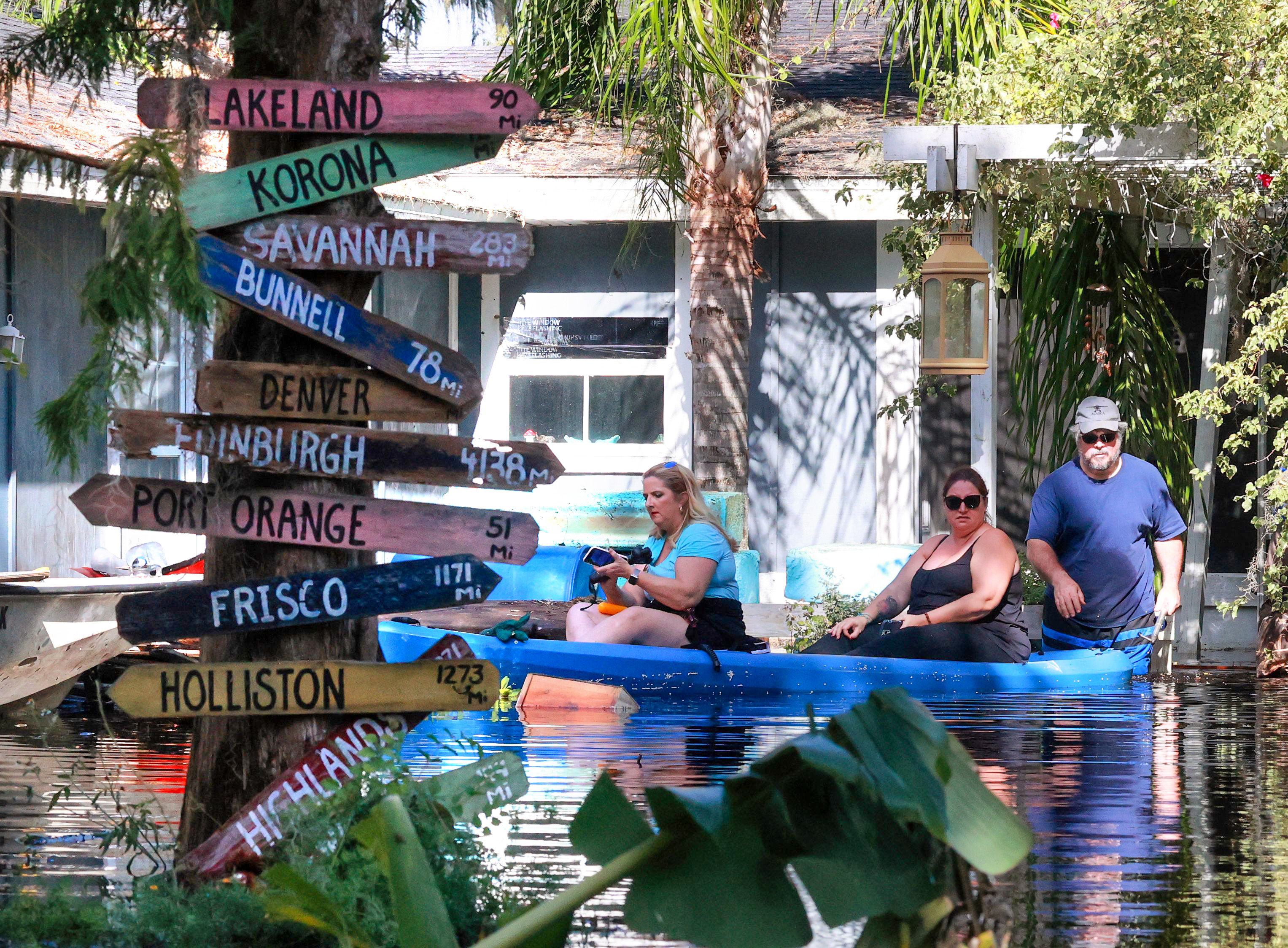 La casa de Bob Boulanger en 413 Whitcomb Drive en Geneva es inspeccionada por el vecino John Carter y visitantes el 4 de octubre de 2022, después de que el lago Harney en el condado de Seminole alcanzara una altura de 8 pies sobre el nivel del mar debido a los niveles históricos de lluvia del huracán Ian. (Archivo Joe Burbank/Orlando Sentinel)
