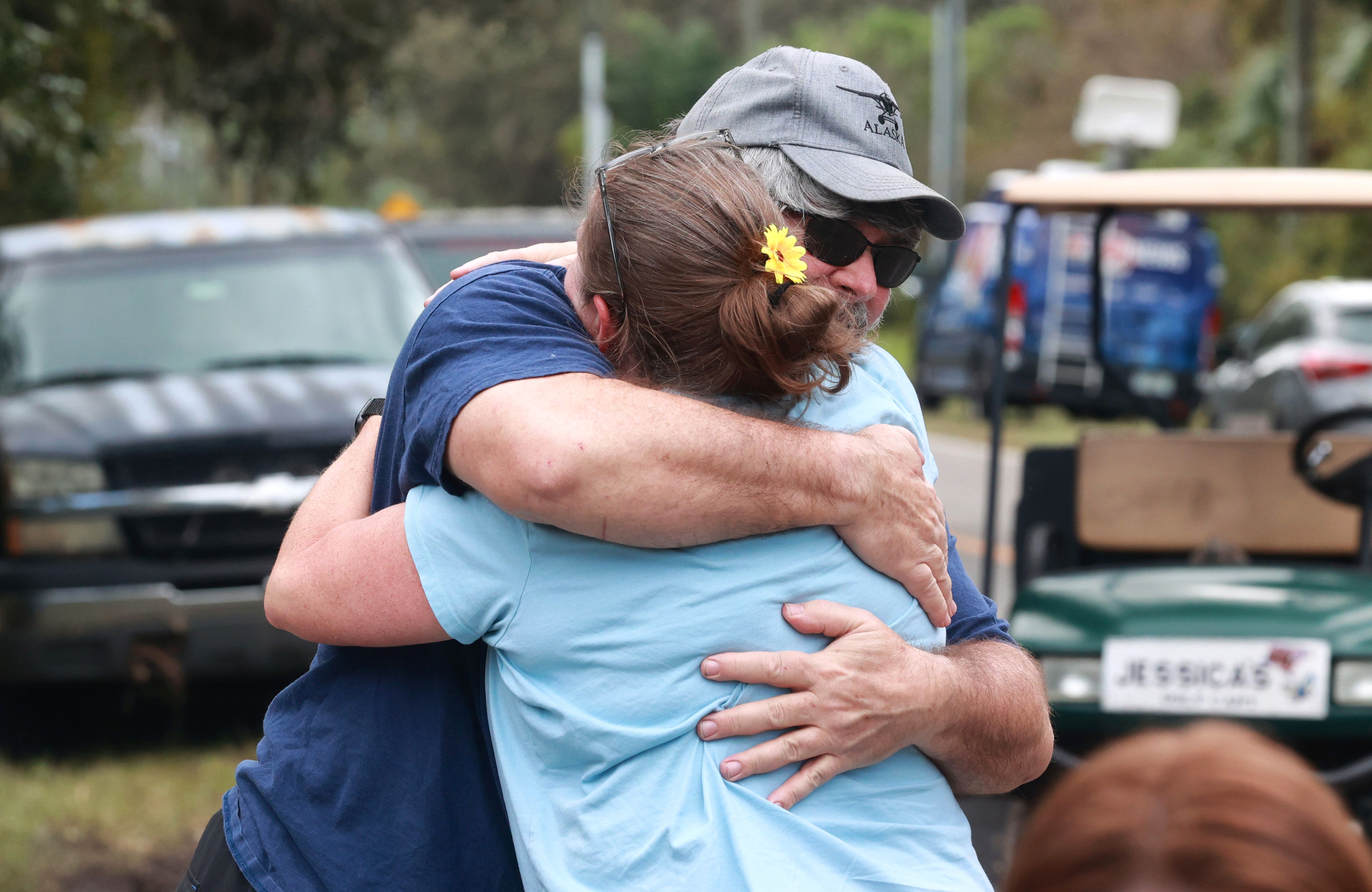 Cheryl Boulanger, residente de Whitcomb Drive y esposa de Bob Boulanger, recibe un abrazo del vecino John Carter en Ginebra el 4 de octubre de 2022 en Lake Harney en el condado de Seminole luego de los niveles históricos de lluvia del huracán Ian. (Archivo Joe Burbank/Orlando Sentinel)