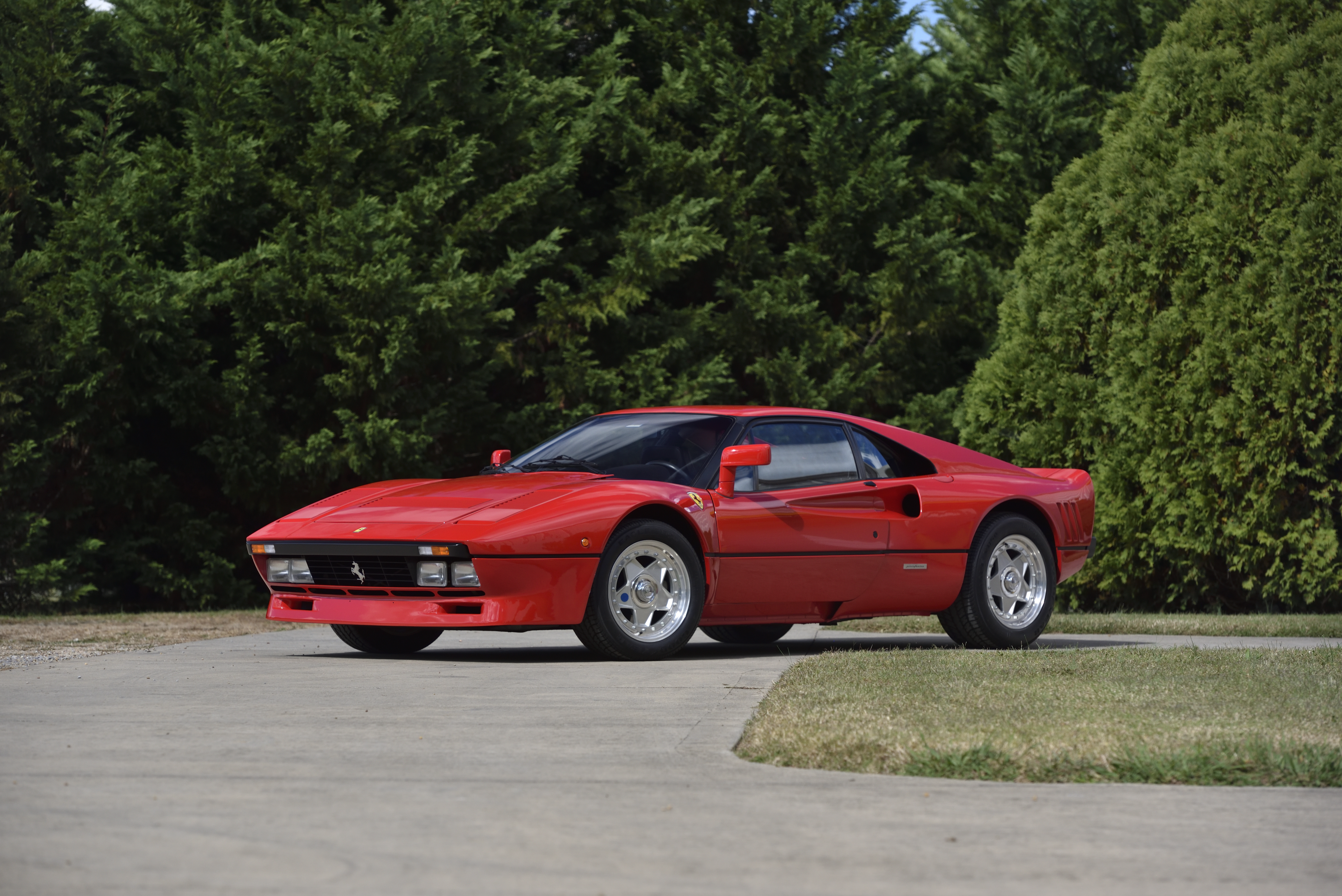 Un Ferrari 288 GTO de 1985 es uno de los autos de colección de la colección Bachman Ferrari en Mecum Kissimmee 2026. (Cortesía de Mecum Auctions, Inc.)