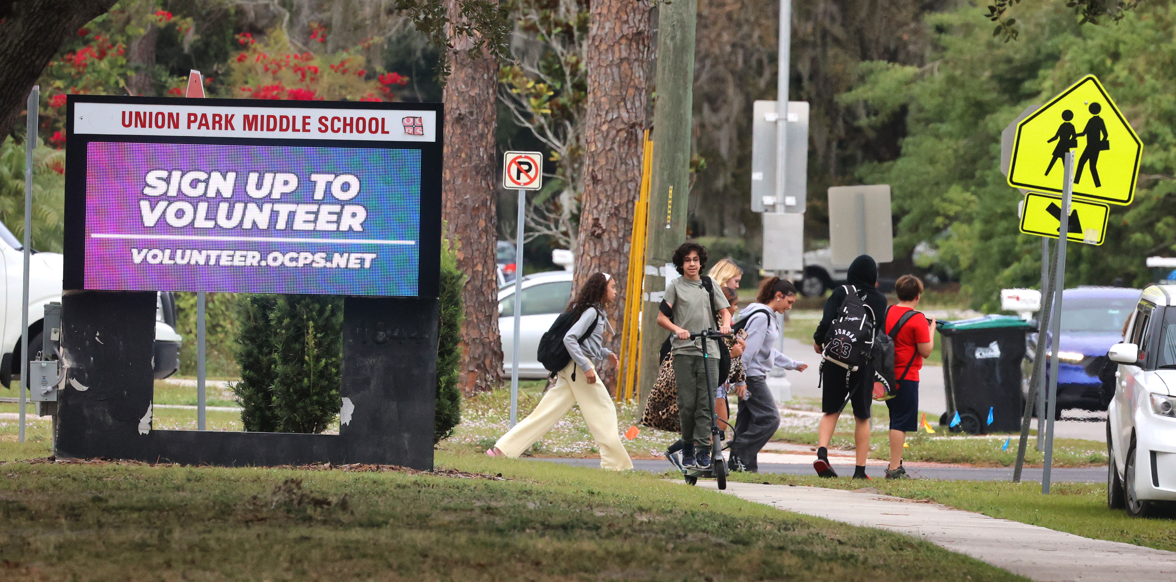 Los estudiantes abandonan el campus al final del día escolar en Union Park Middle School, el martes 9 de diciembre de 2025. La administración de las Escuelas Públicas del Condado de Orange está considerando cerrar siete escuelas en el distrito al final del año académico debido a la disminución de la inscripción. (Joe Burbank/Orlando Sentinel)