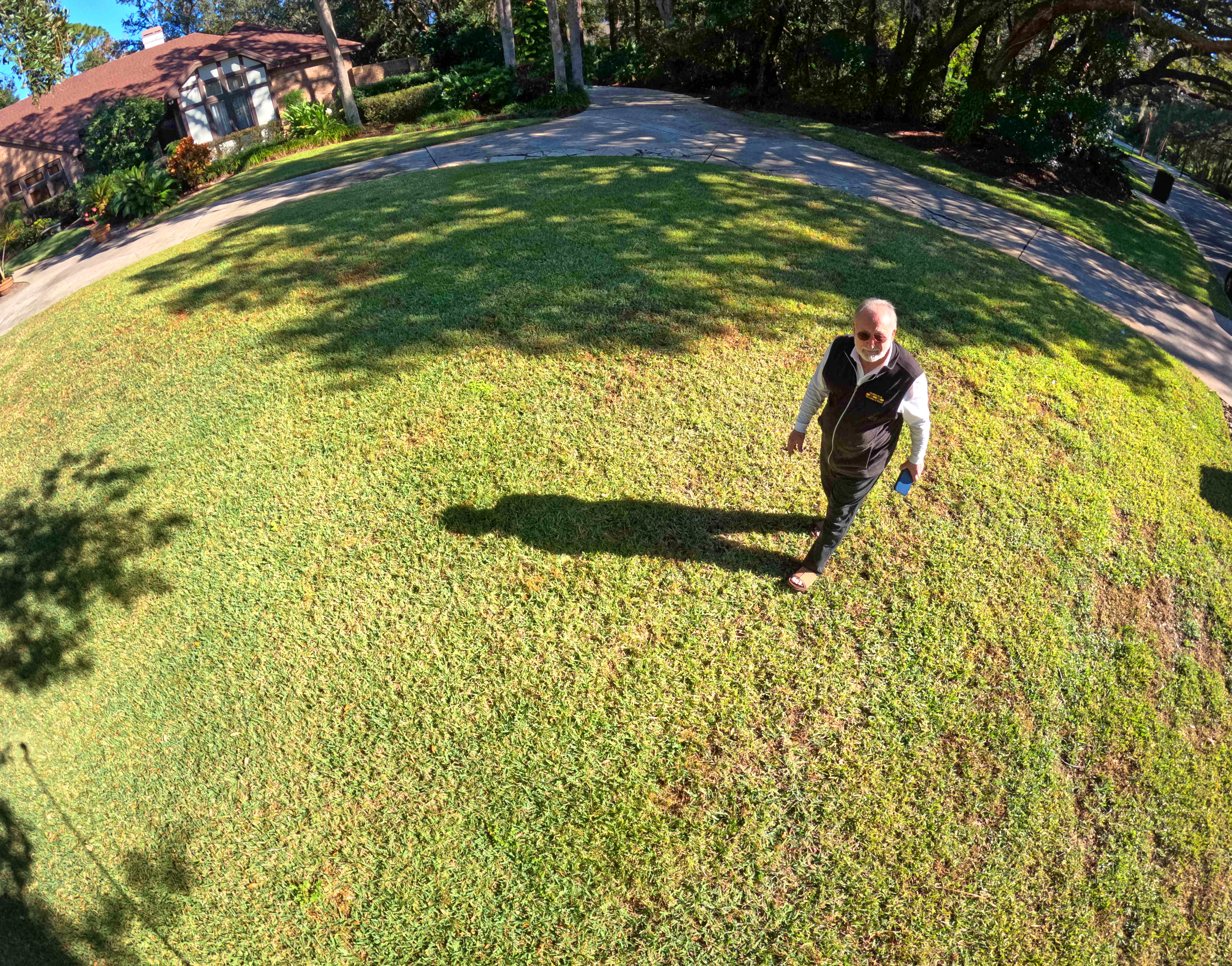 Bahram Yusefzadeh, residente de Longwood, camina en su patio delantero sobre el tanque séptico que sirve a su casa en la subdivisión de Sweetwater, el viernes 12 de diciembre de 2025. El condado de Seminole está lidiando con un mandato estatal de que la mayoría de los tanques sépticos en la cuenca del río Wekiva deben ser reemplazados con líneas de alcantarillado para 2038. (Joe Burbank/Orlando Sentinel)