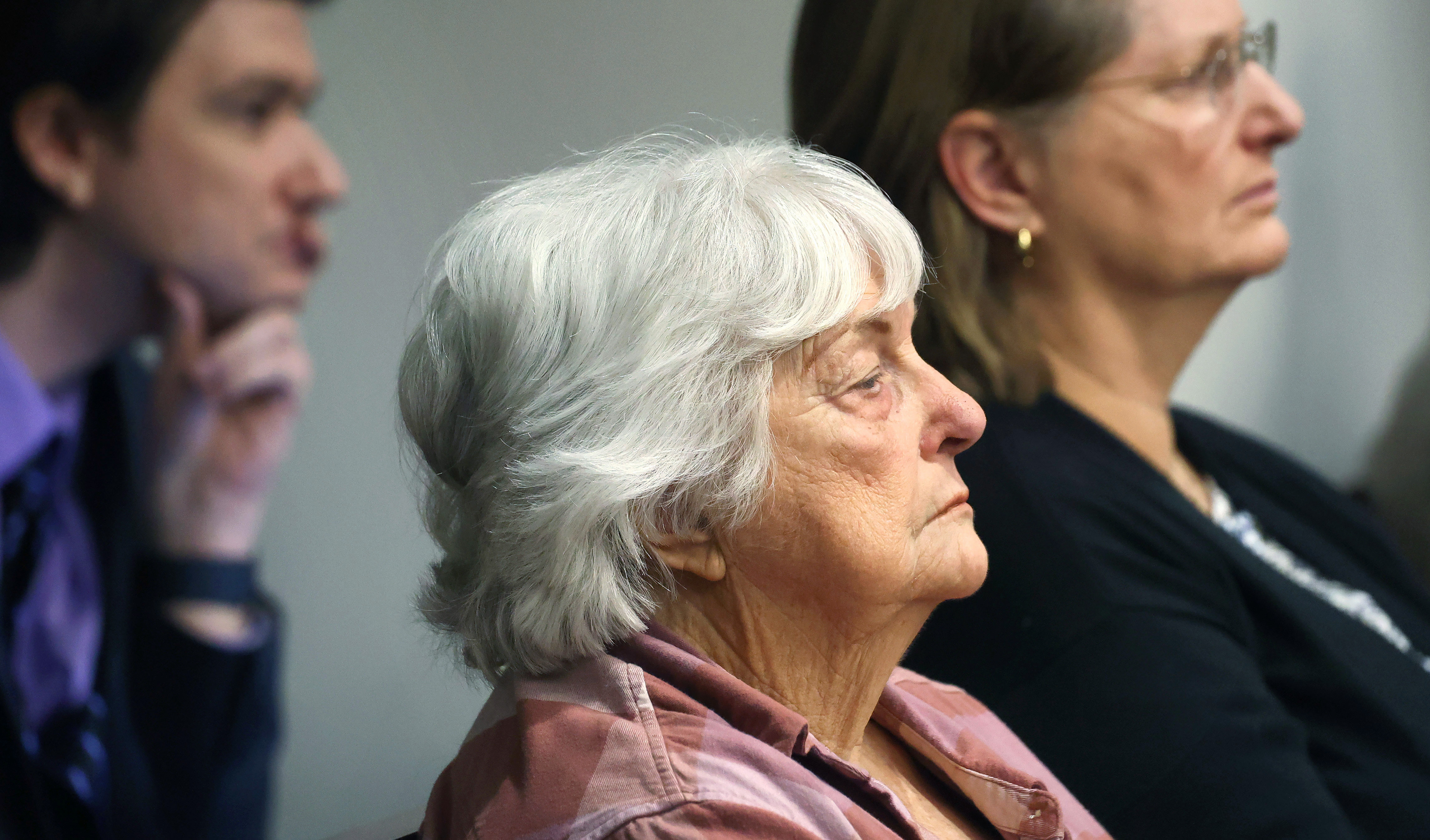 Connie Cranford escucha el testimonio durante una audiencia para el condenado a muerte de Florida, Tommy Zeigler, en un tribunal de circuito en Orlando, el jueves 4 de diciembre de 2025. Zeigler fue condenado por el asesinato de su esposa y otras tres personas en la víspera de Navidad de 1975 y está buscando un nuevo juicio basado en evidencia de ADN que, según sus abogados, demostrará su inocencia. (Joe Burbank/Orlando Sentinel)