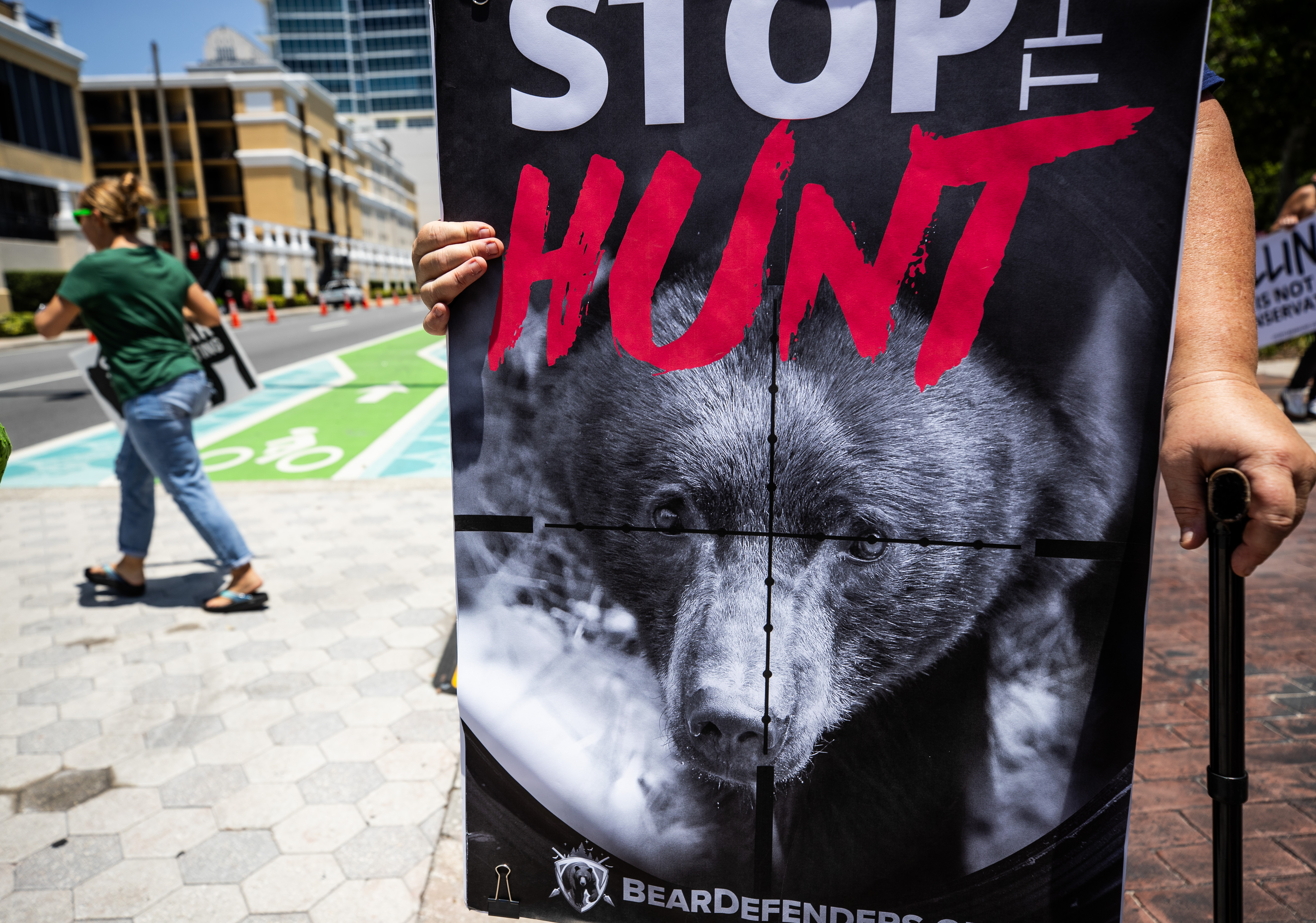 La Fundación de Derechos Animales de Florida protesta contra la propuesta de la Comisión de Conservación de Pesca y Vida Silvestre de Florida de cazar el oso negro de Florida en Orlando, Florida, el sábado 17 de mayo de 2025. (Willie J. Allen Jr./Orlando Sentinel)