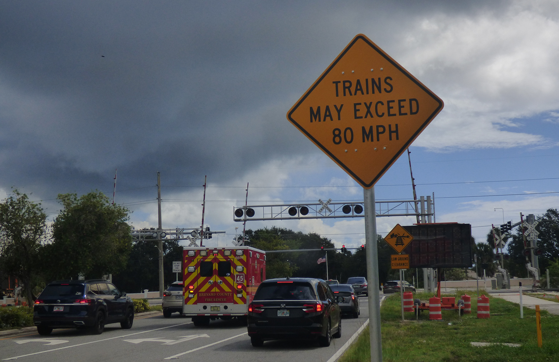 Los vehículos esperan en un cruce ferroviario en Viera Boulevard y US 1 en el condado de Brevard el jueves 21 de septiembre de 2023, el día antes de que el segmento norte de Brightline comenzara a operar. Si bien los trenes están limitados a 79 mph más al sur, pueden viajar hasta 110 mph en esta sección debido al equipo de seguridad más extenso implementado. (Kathy Laskowski/Sun Sentinel del Sur de Florida)