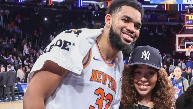 El centro de los New York Knicks, Karl-Anthony Towns, con su novia Jordyn Woods en un partido de los Knicks. 