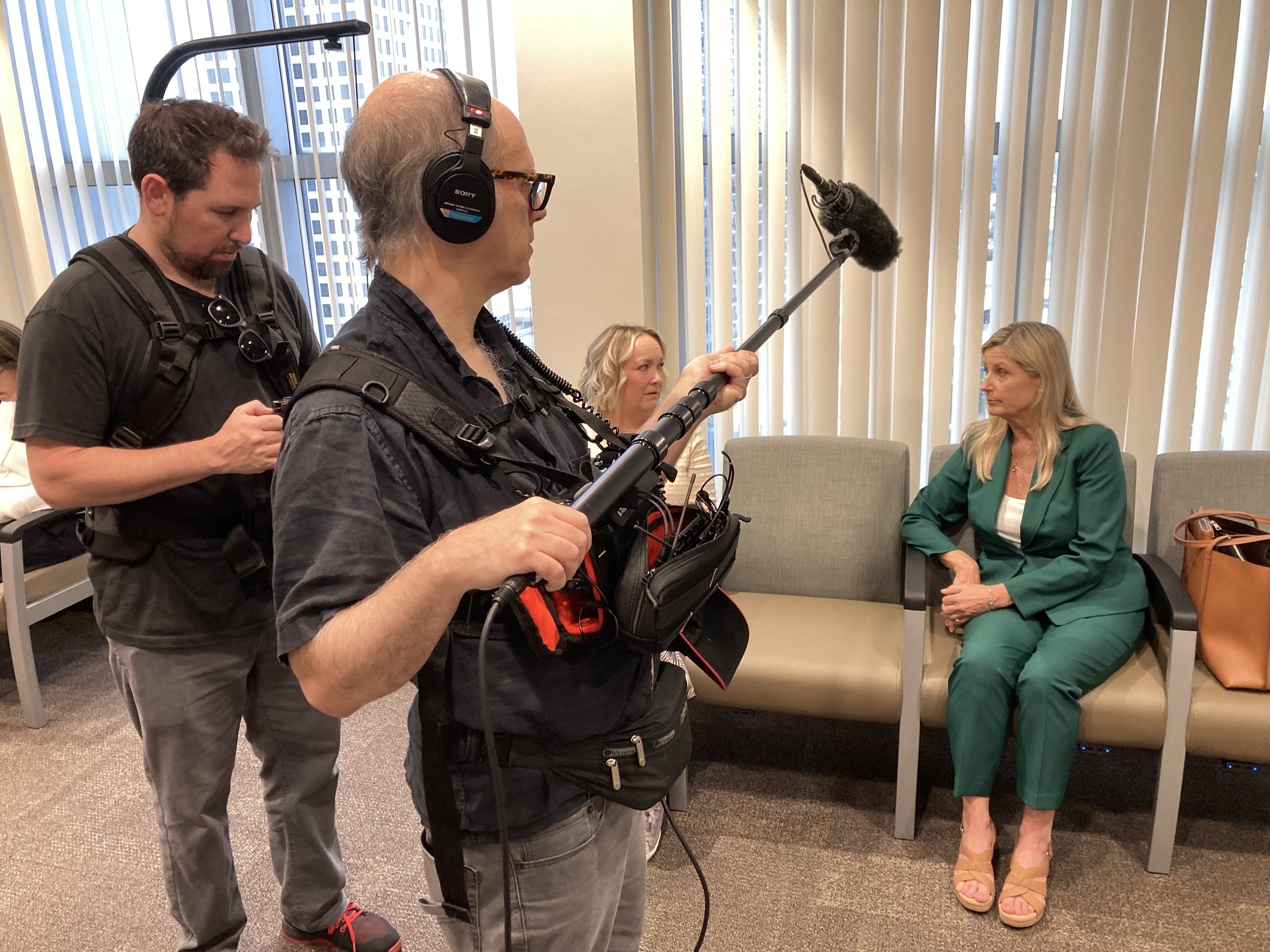 Un equipo de documentalistas de Left/Right TV, que está produciendo una película sobre Tommy Zeigler, filmó la semana pasada fuera de la sala del tribunal. (Martin E. Comas del personal de Sentinel)