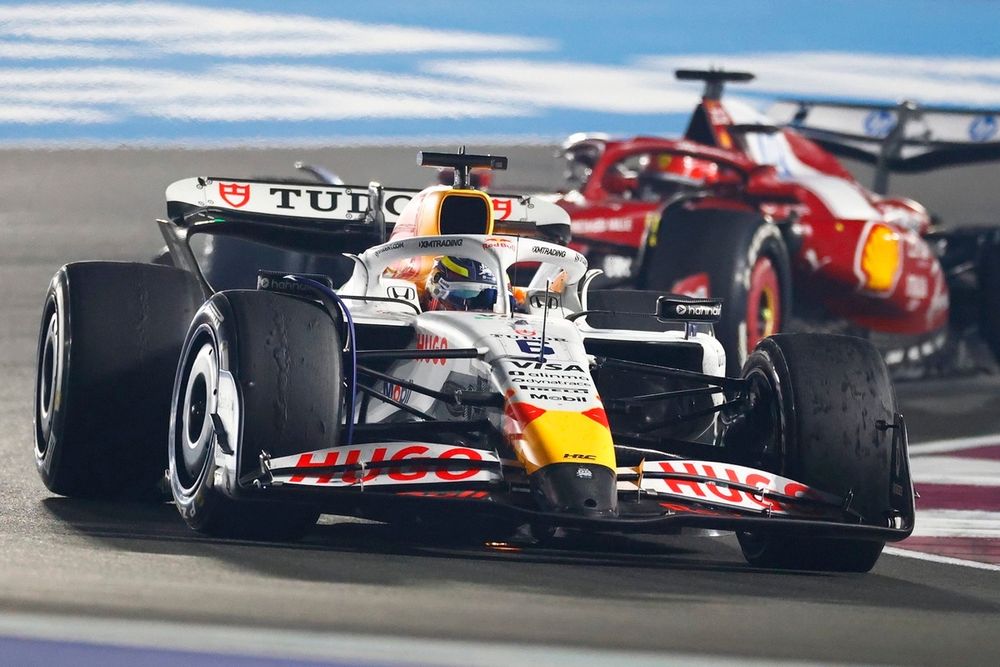 On peut voir la pièce manquante sur le pneu à droite de la photo.