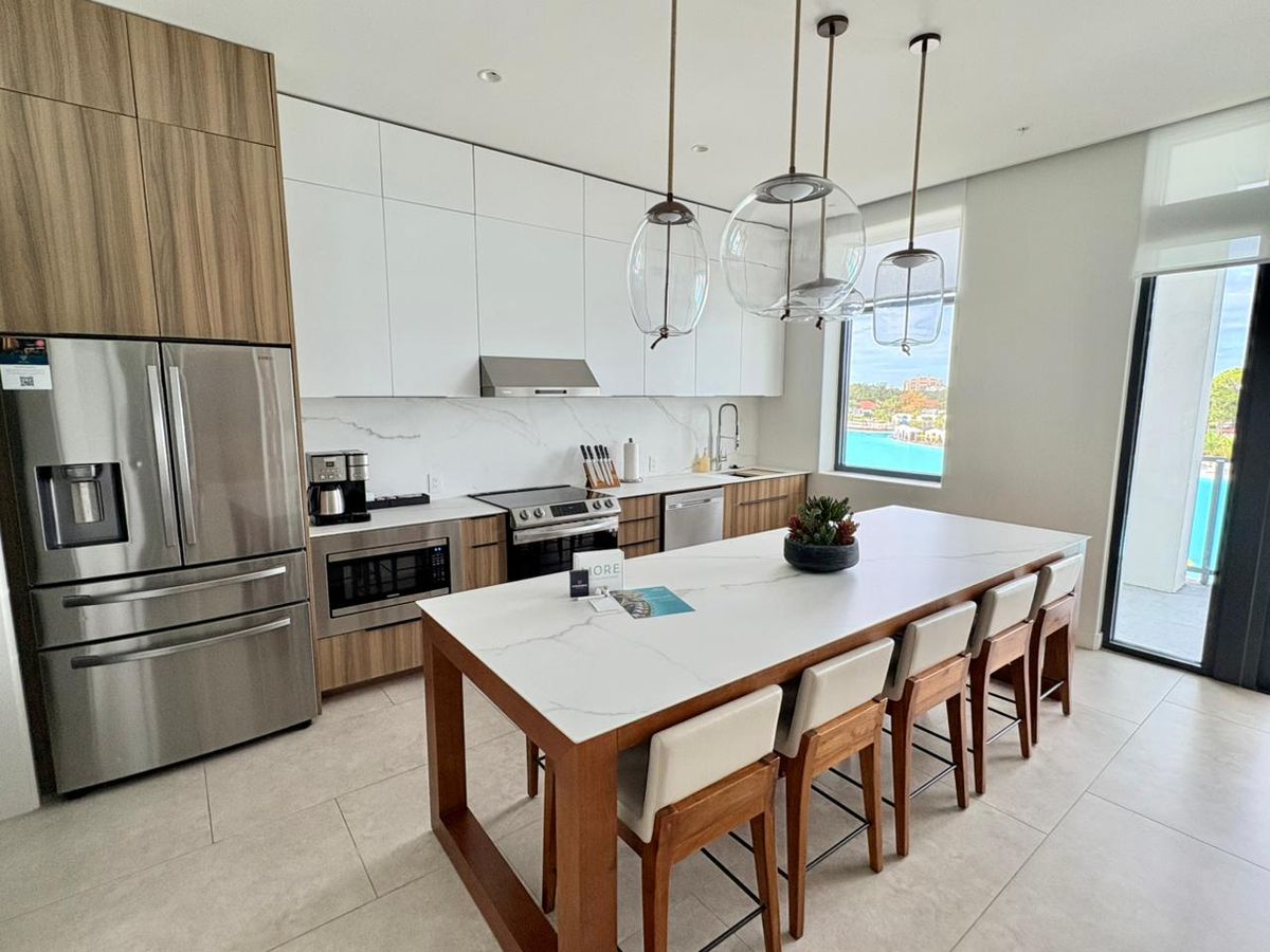 Los “flats” cuentan con cuatro dormitorios, cuatro baños, cocina completa, lavadero, secadora y dishwasher.