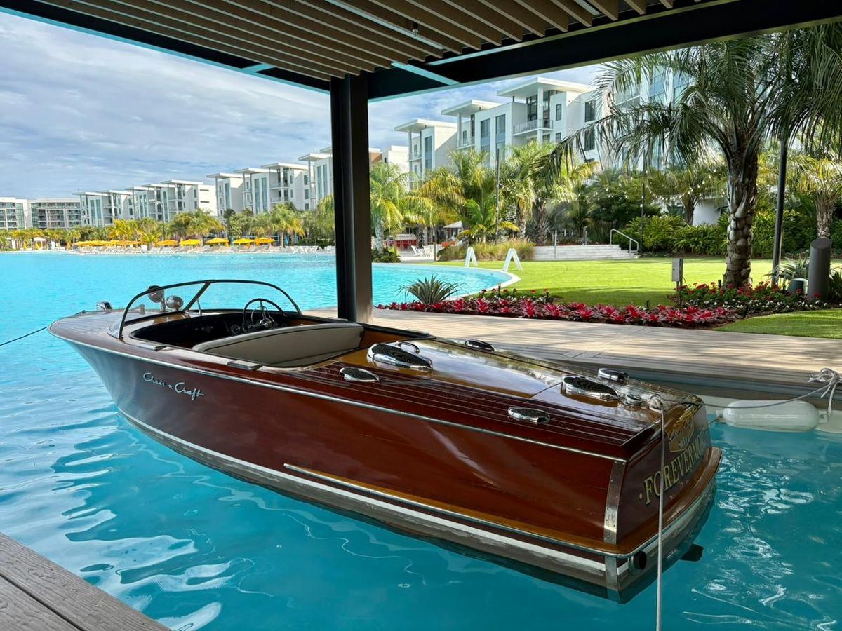 Dentro del mismo complejo opera el Conrad Orlando by Hilton.