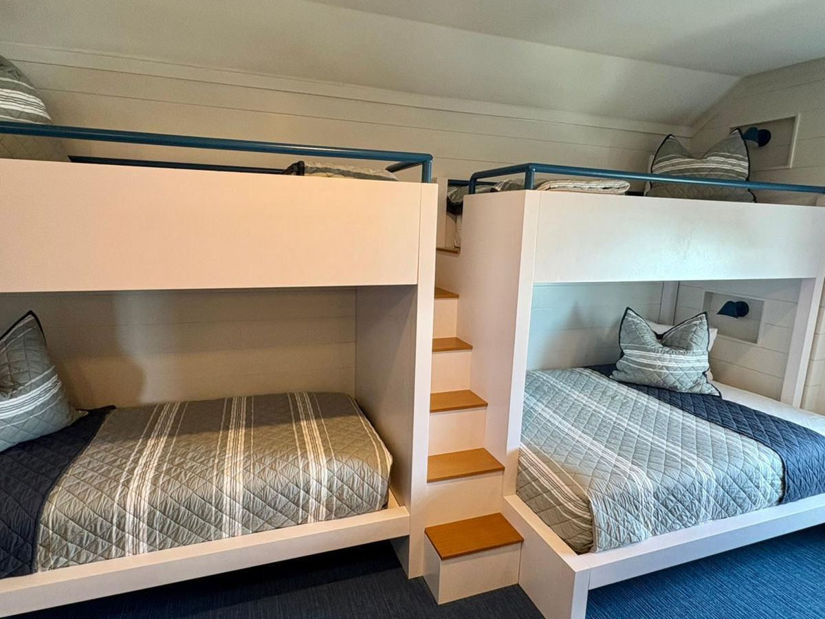 La experiencia se completa con playa privada, área de descanso, slides para niños y actividades como paddleboard y kayak.