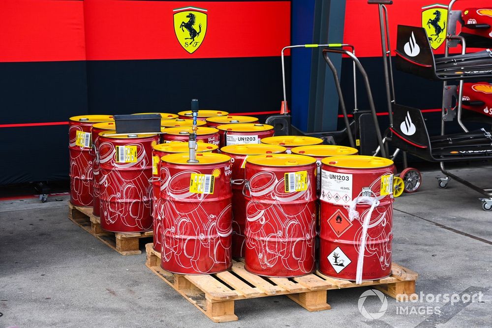Fusti di carburante fuori dal garage Ferrari