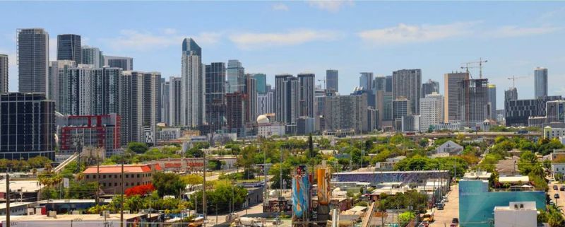 El horizonte de Miami se eleva sobre el barrio de Wynwood el martes 4 de junio de 2024.