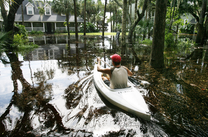 Un kayakista regresa flotando a su casa inundada en Whitcomb Drive después de uno de los tres huracanes que cruzaron Florida en 2008. (Foto de archivo Sentinel)