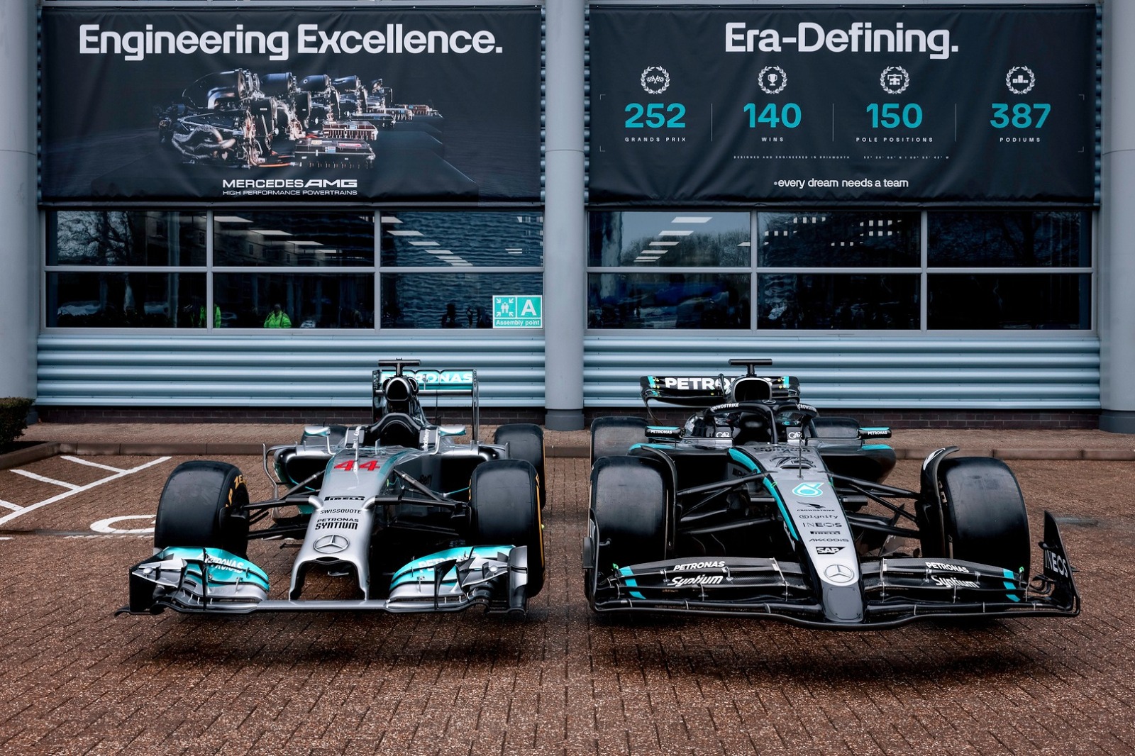 Mercedes haalde voor de gelegenheid de W05 en W16 van stal in Brixworth.