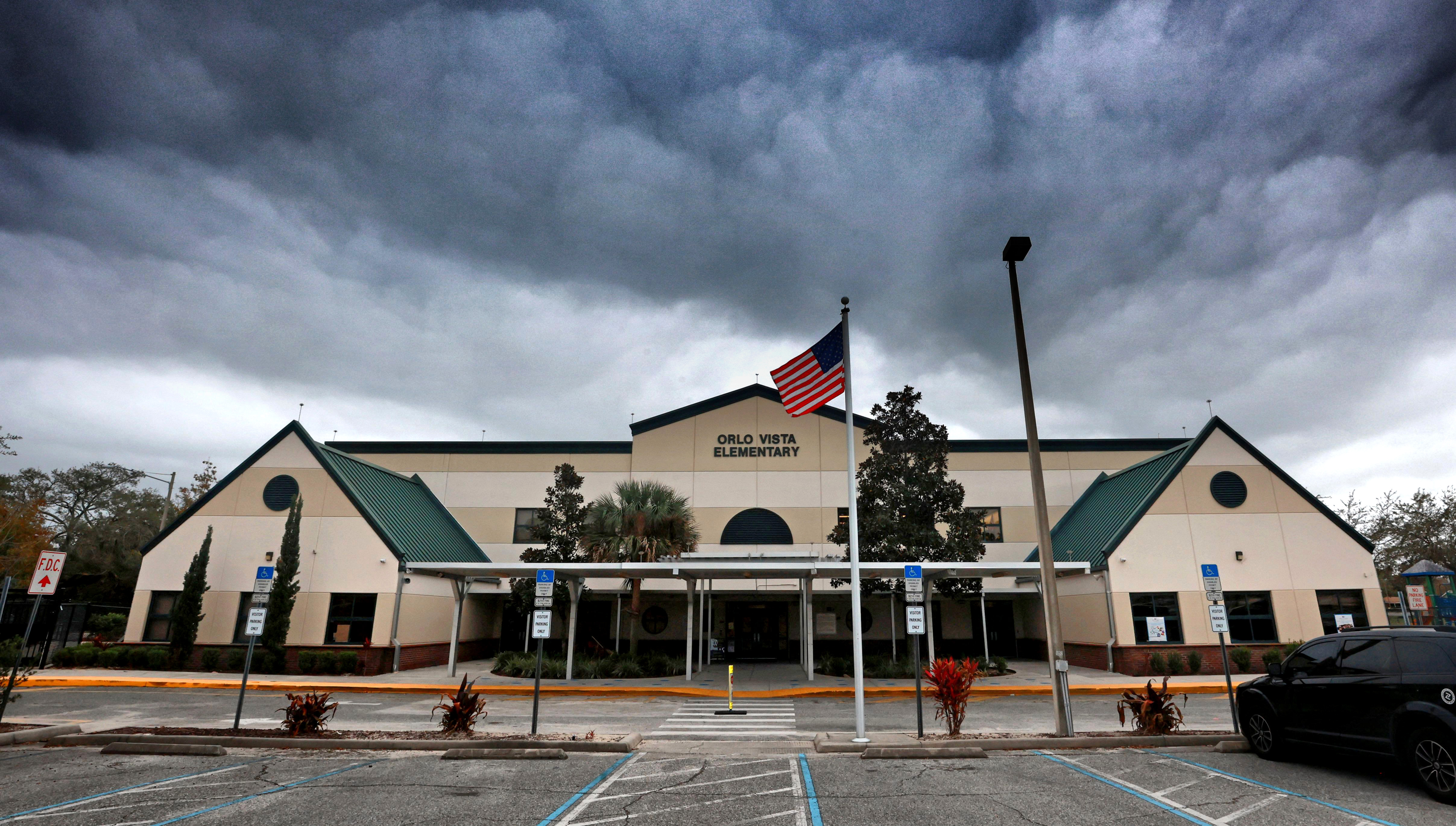 La escuela primaria Orlo Vista, cerca de Kirkman Road en Orlando, fotografiada bajo un cielo tormentoso el jueves 5 de enero de 2023. Orlo Vista es una de las siete escuelas que podrían cerrar este año, según las Escuelas Públicas del Condado de Orange. (Joe Burbank/Orlando Sentinel)