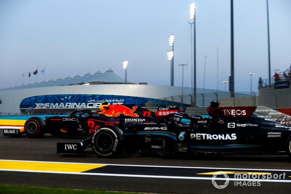 Sergio Pérez, Red Bull Racing RB16B, lucha con Lewis Hamilton, Mercedes W12, por el liderato