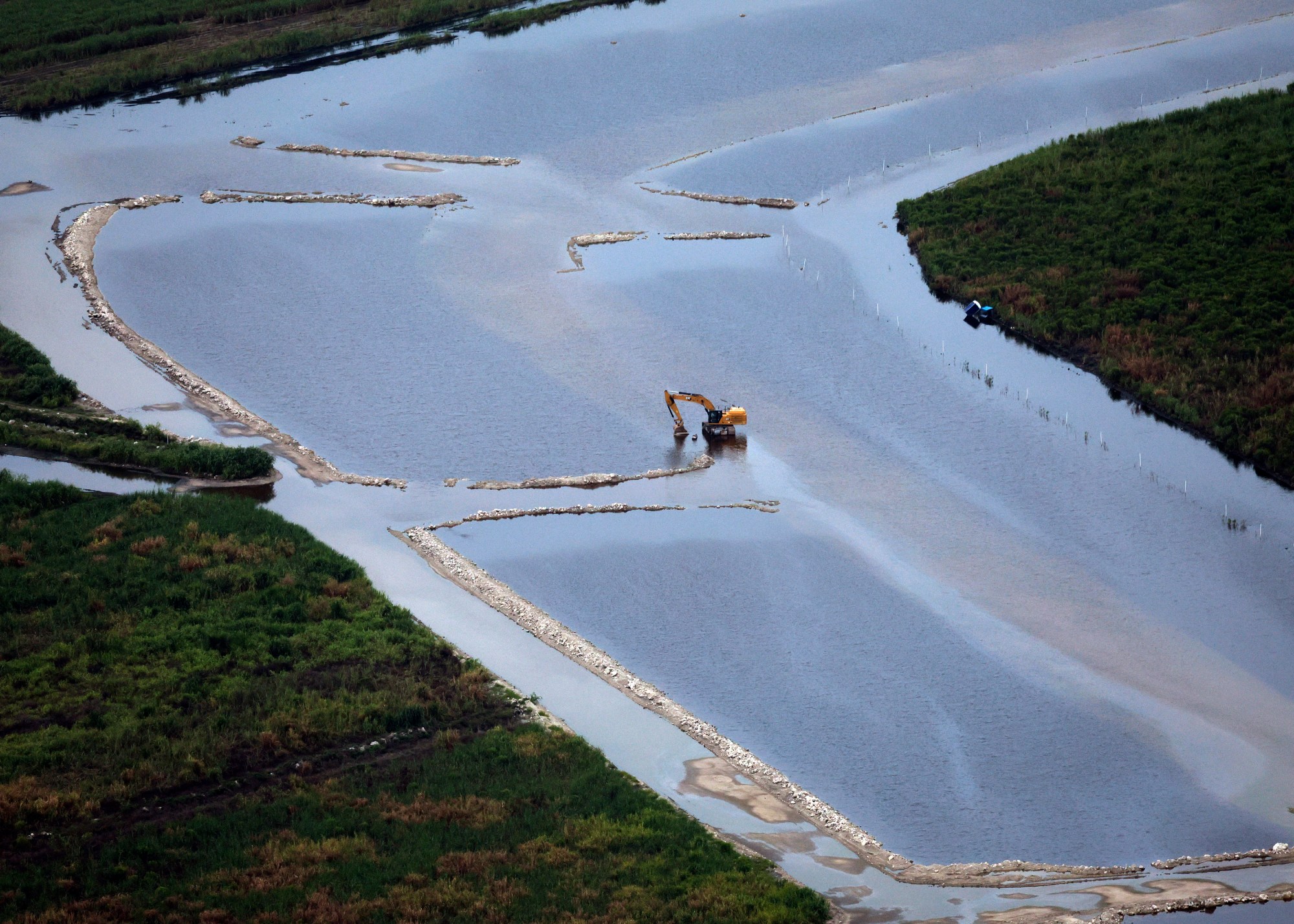 La construcción de un embalse en los Everglades se ve el 11 de julio de 2024. (Joe Cavaretta/South Florida Sun Sentinel; apoyo aéreo proporcionado por LightHawk)