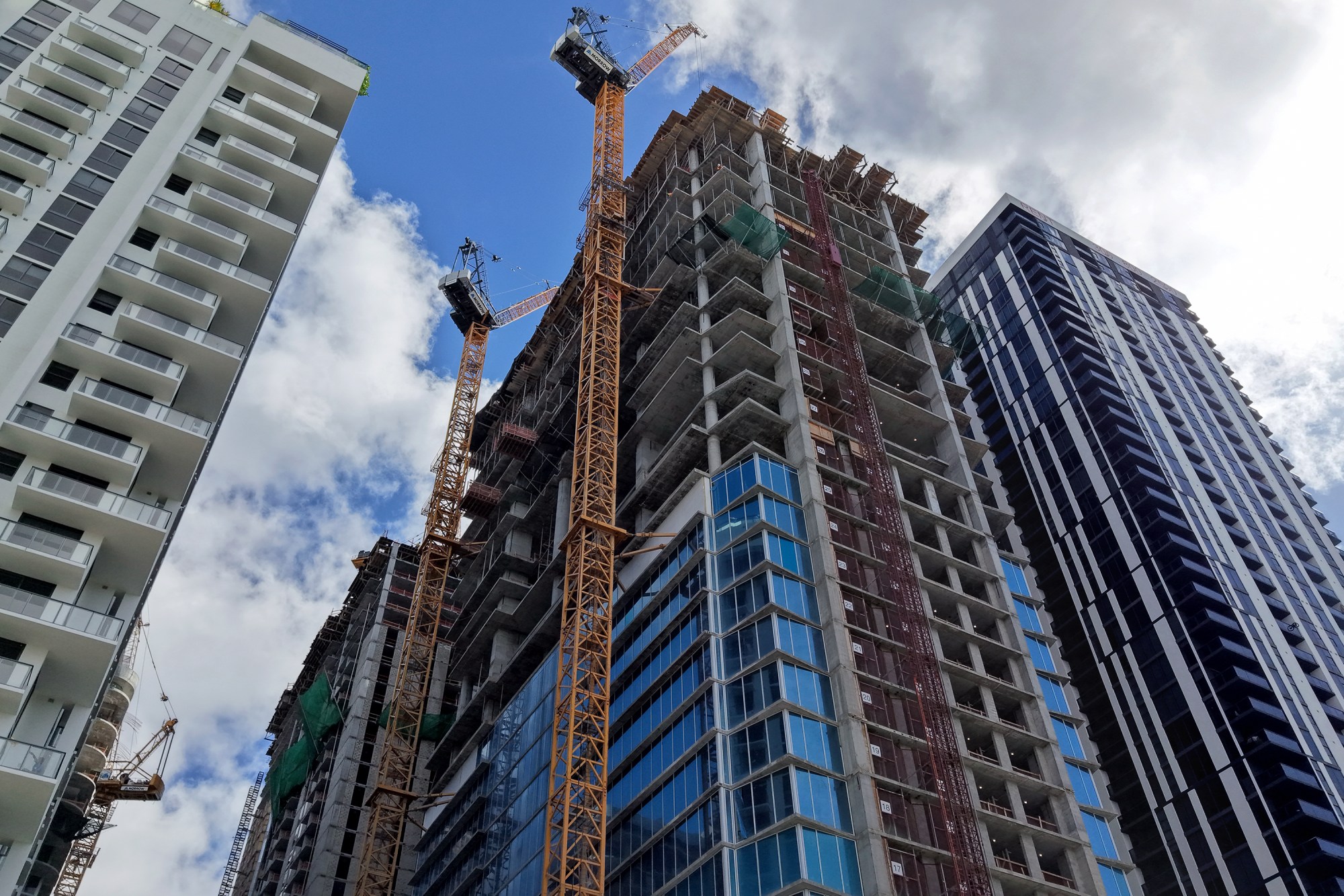 La Torre Okan, aún en construcción en el centro de Miami el lunes, comenzó a construirse en 2022. (Amy Beth Bennett/South Florida Sun Sentinel)
