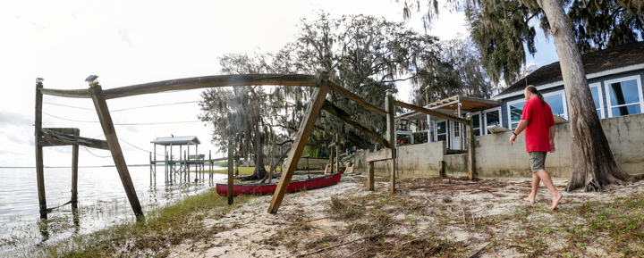 La casa de Robert Boulanger dañada por el huracán Ian en septiembre de 2022 con vistas al lago Harney. (Joe Burbank/Orlando Sentinel)