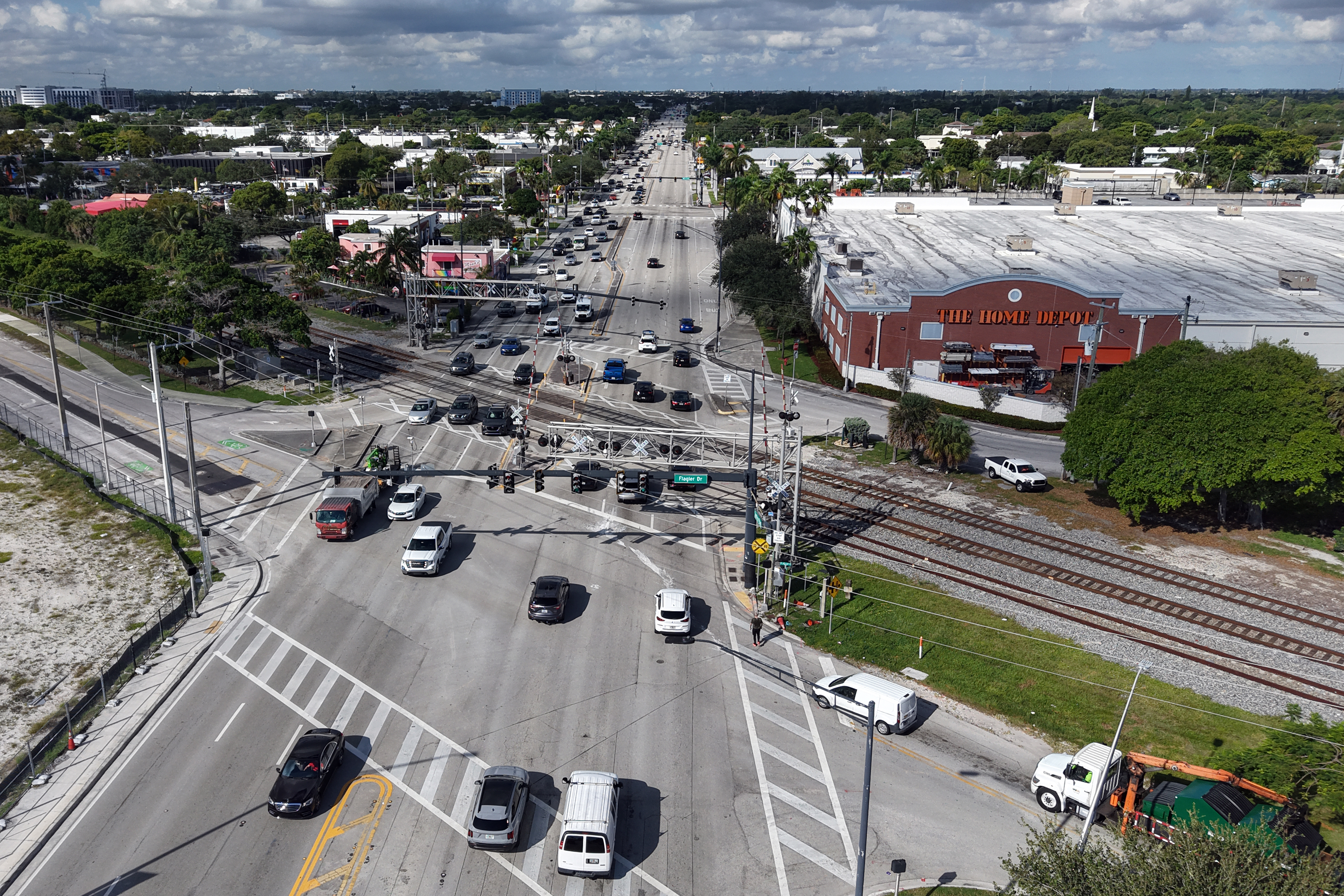 Los automóviles cruzan las vías del tren en Sunrise Blvd. cerca de la carretera federal. en Fort Lauderdale el miércoles 22 de octubre de 2025. Los planificadores de transporte están estudiando la posibilidad de construir túneles debajo de las vías en cinco cruces ferroviarios importantes en Fort Lauderdale, pero el gasto sería enorme. (Amy Beth Bennett / Sentinel Solar del Sur de Florida)