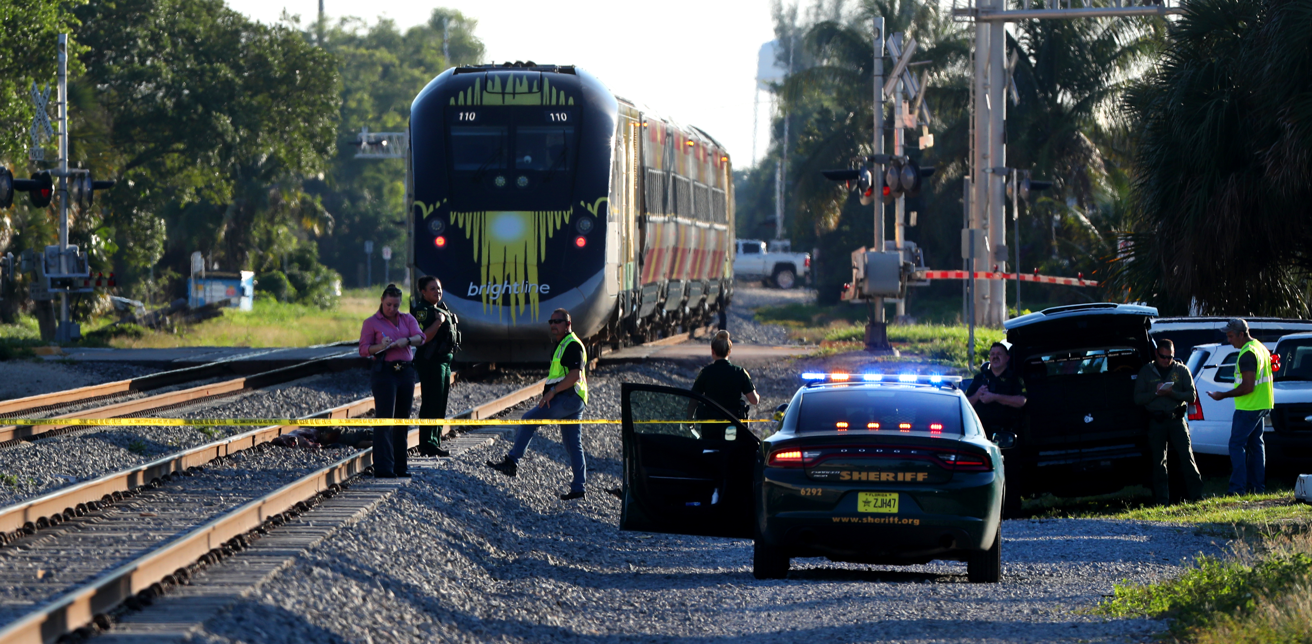 Funcionarios del Sheriff de Broward en el lugar donde un peatón fue asesinado por un tren Brightline a lo largo de Southwest Third Street y Dixie Highway en Pompano Beach el 1 de enero de 2020. Sin cercas en tramos como este, a los peatones les resulta fácil tentar al destino, ya sea accidental o deliberadamente. (Archivo Carline Jean/Sun Sentinel del Sur de Florida)