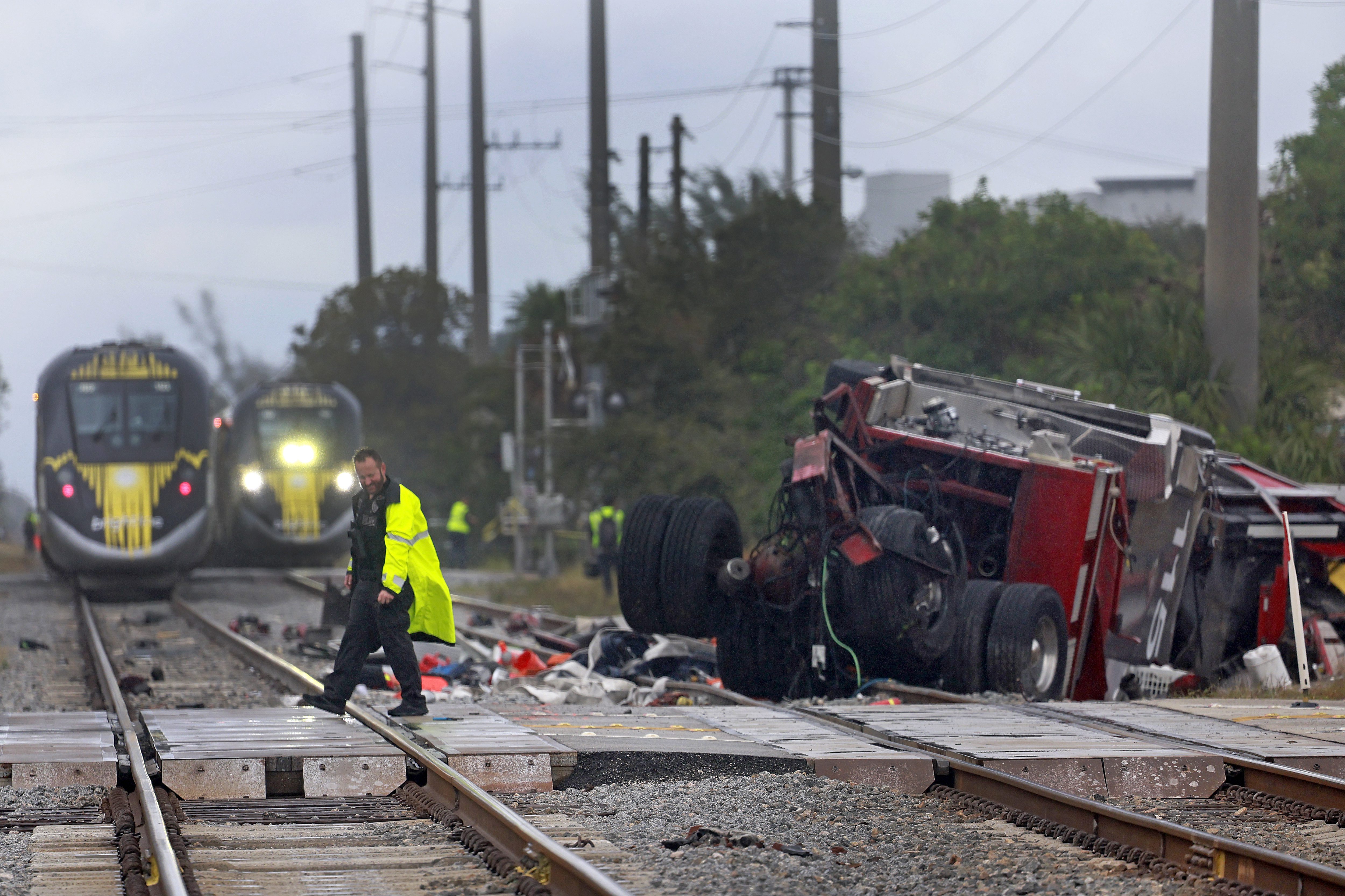 Un tren de Brightline chocó con un camión de bomberos en East Atlantic Avenue y Southeast First Avenue en el centro de Delray Beach el sábado 28 de diciembre de 2024 por la tarde. Después de largas demoras, Brightline está convirtiendo más intersecciones a