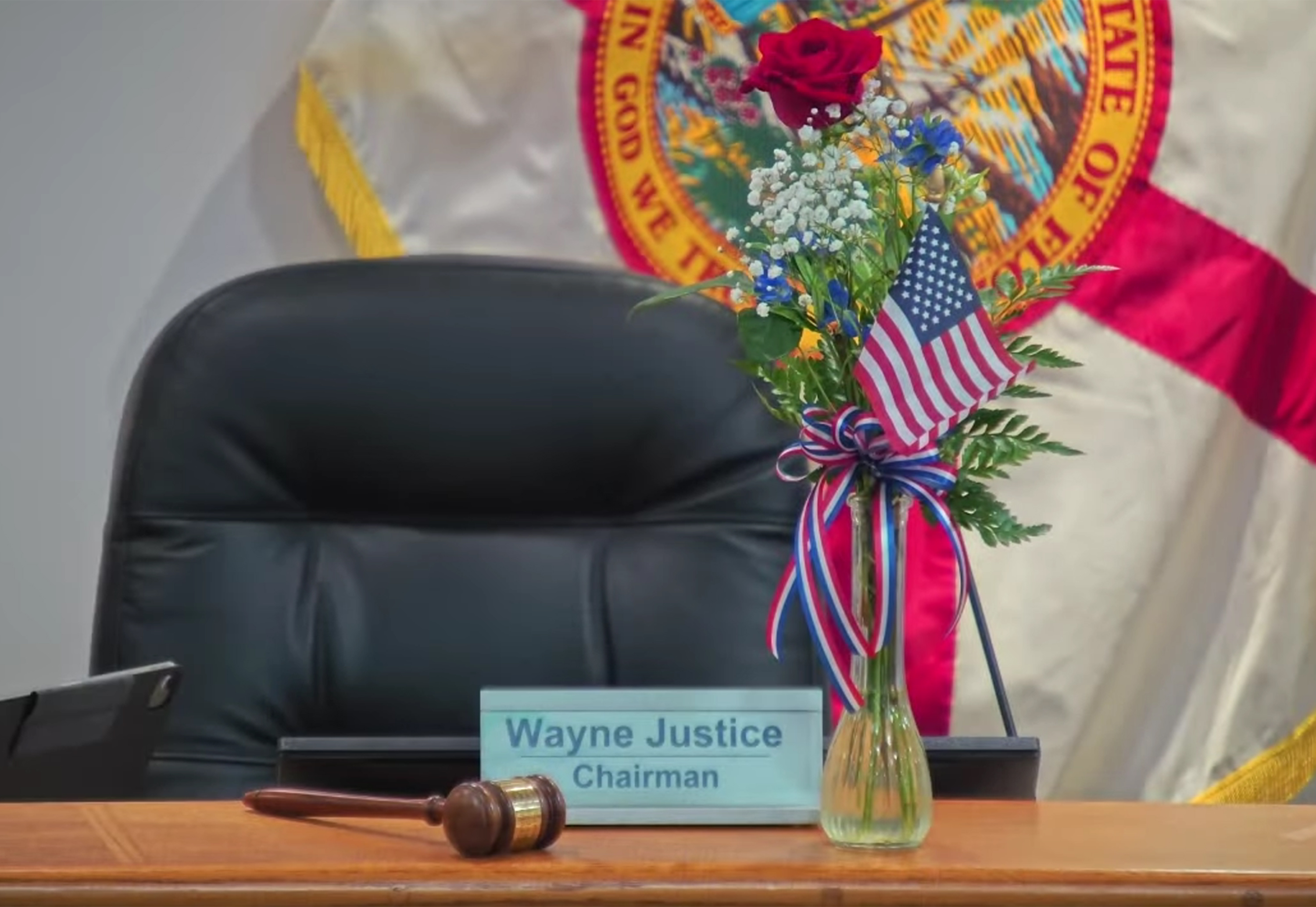 La silla del difunto presidente de la Junta de Comisionados de la Autoridad Portuaria de Cañaveral, Wayne Justice, está vacía al comienzo de la reunión de la comisión el miércoles 10 de diciembre de 2025. (Cortesía/Puerto Cañaveral)