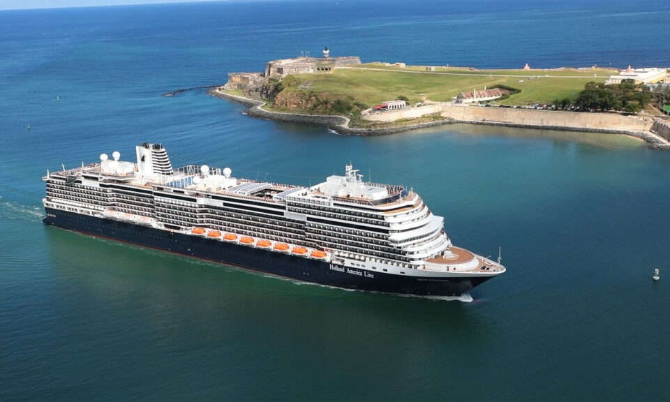 La Guardia Costera busca a una mujer que cayó al agua del barco de Holland America que zarpó de Florida