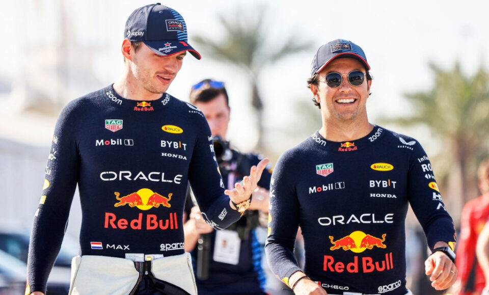 Max Verstappen cumple su palabra y regala un casco a Checo Pérez con un mensaje personal