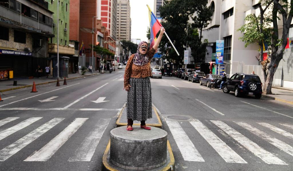 Los venezolanos se preguntan quién está a cargo mientras Trump afirma tener contacto con el segundo de Maduro