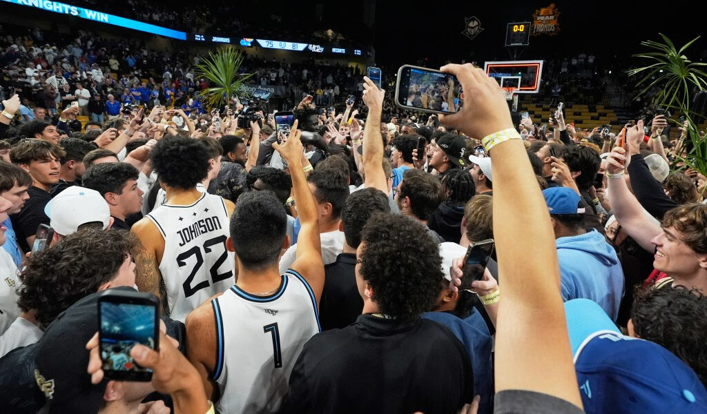 UCF sorprende al No. 17 Kansas para ganar el primer partido de Big 12 Hoops