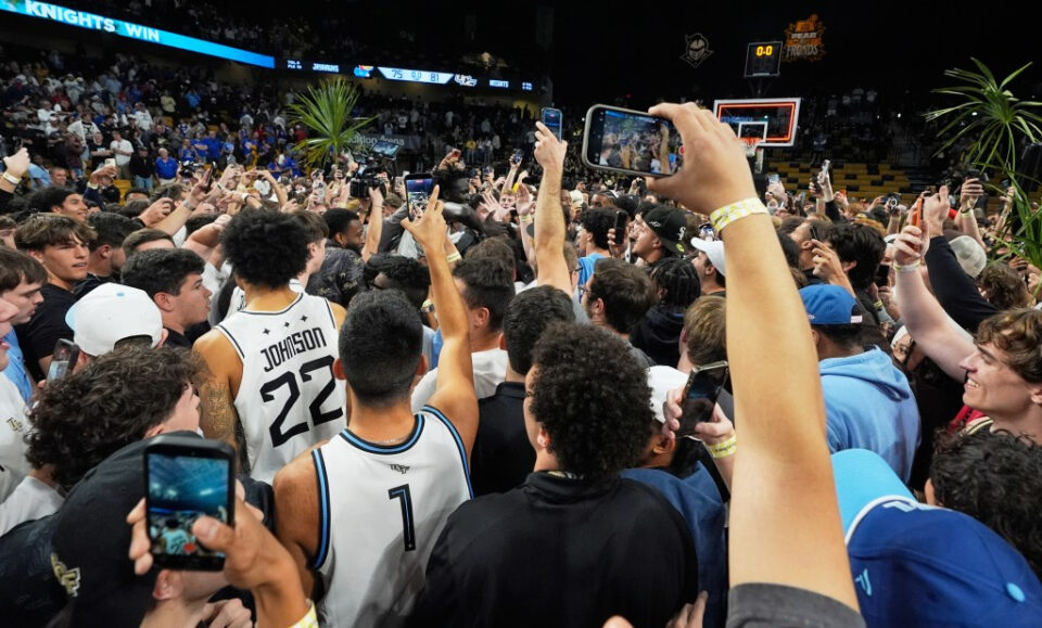 UCF sorprende al No. 17 Kansas para ganar el primer partido de Big 12 Hoops