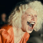 ¿Qué pasa si te resucitan de entre los muertos pero tienes tus propias necesidades?: ‘¡La novia!’ es la versión más punk del universo Frankenstein