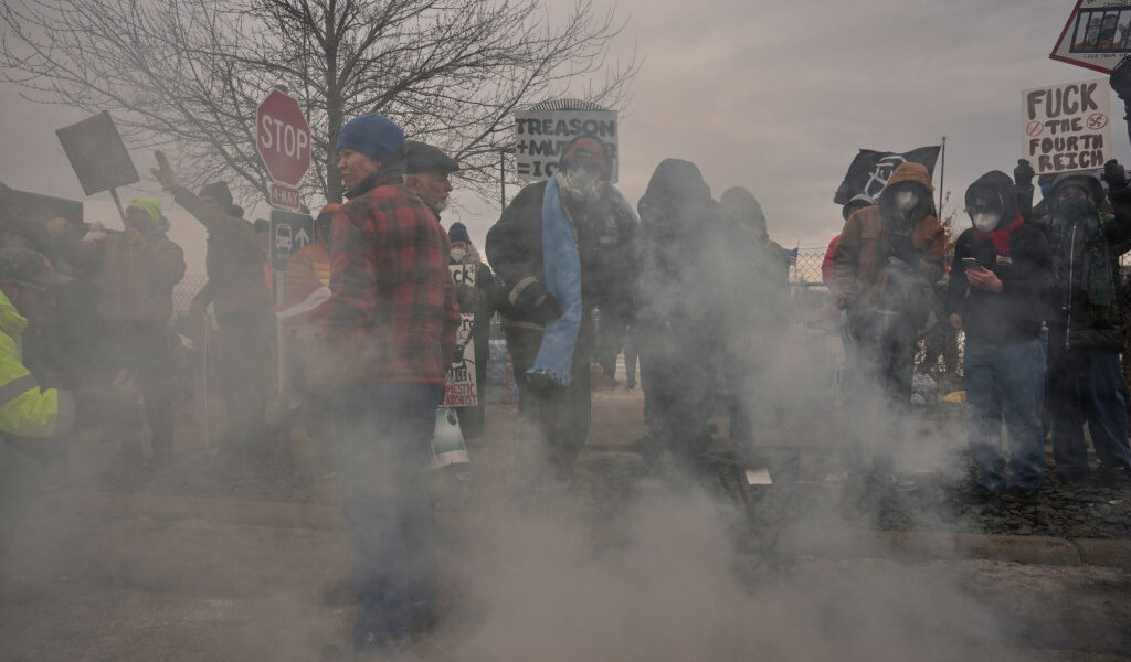 Juez dictamina que los federales en la operación de inmigración de Minneapolis no pueden detener ni lanzar gases lacrimógenos a manifestantes pacíficos