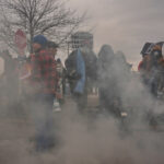 Juez dictamina que los federales en la operación de inmigración de Minneapolis no pueden detener ni lanzar gases lacrimógenos a manifestantes pacíficos