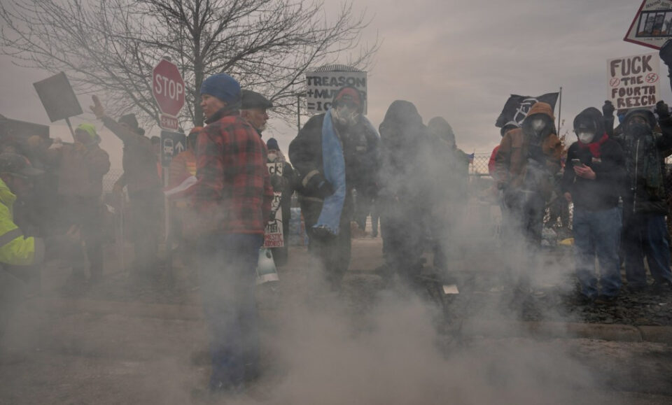 Juez dictamina que los federales en la operación de inmigración de Minneapolis no pueden detener ni lanzar gases lacrimógenos a manifestantes pacíficos