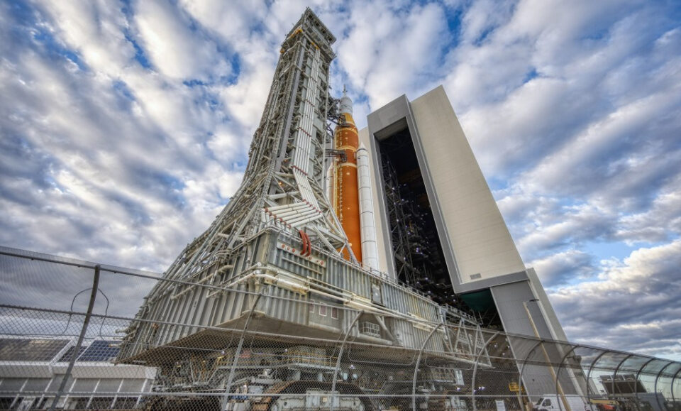 El cohete Artemis II de la NASA llega a la plataforma de lanzamiento del Centro Espacial Kennedy